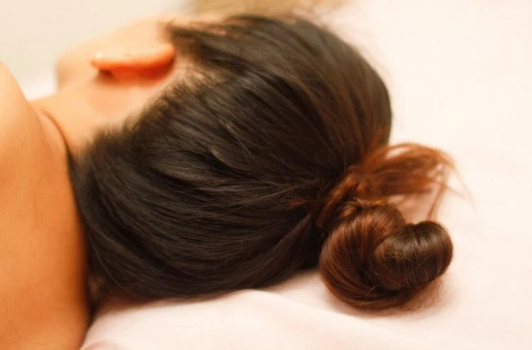 Tipps gegen verwirrte Haare morgens Dutt zum Schlafen