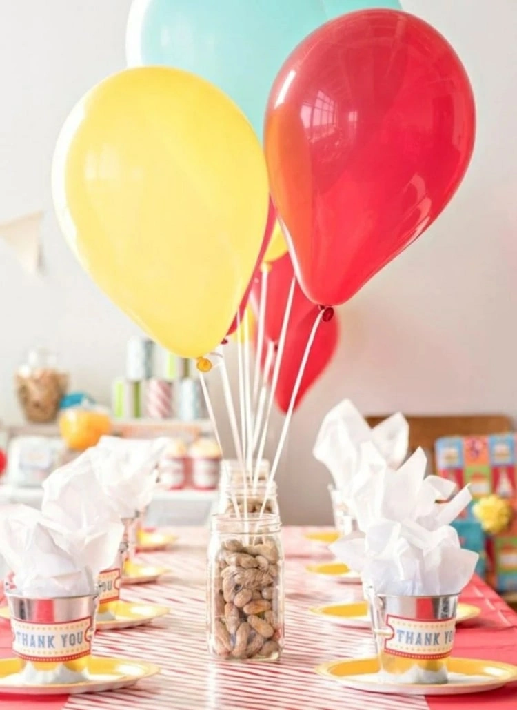 Tischdeko zum Fasching mit Ideen mit Luftballons in einer Vase als Strauß