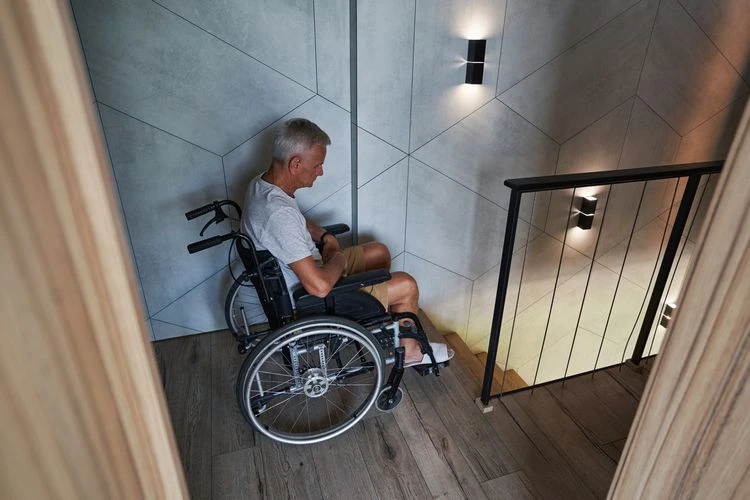 Treppe hinabgehen mit Rollstuhl ohne Treppenlift