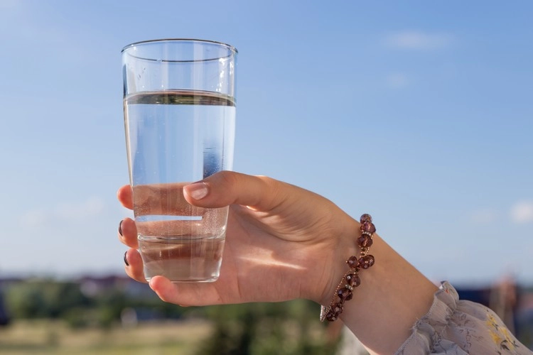 Trinken Sie beim Intervallfasten keinen Alkohol, aber viel Wasser