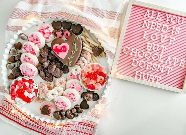 Valentinsgeschenk für Naschkatzen - Schokolade, Gummitiere und Kekse