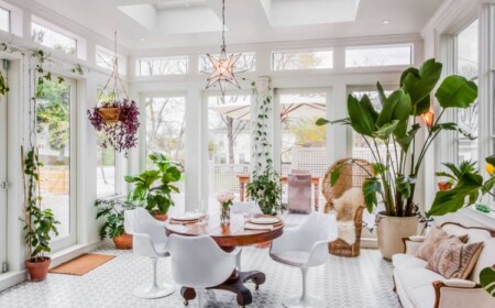 Wintergarten Deko Ideen Retro Flair ganz in Weiß mit Rattanmöbel und Pflanzen