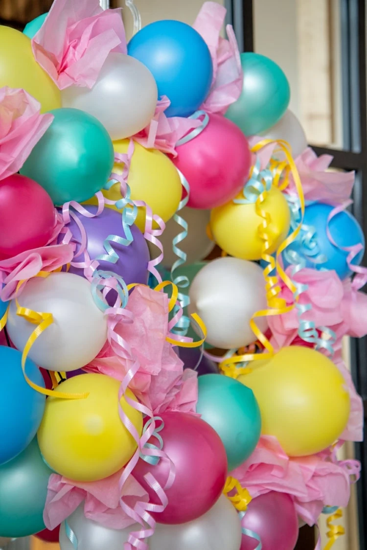 Zum Fasching Deko für den Hauseingang basteln mit Luftballons und Geschenkband