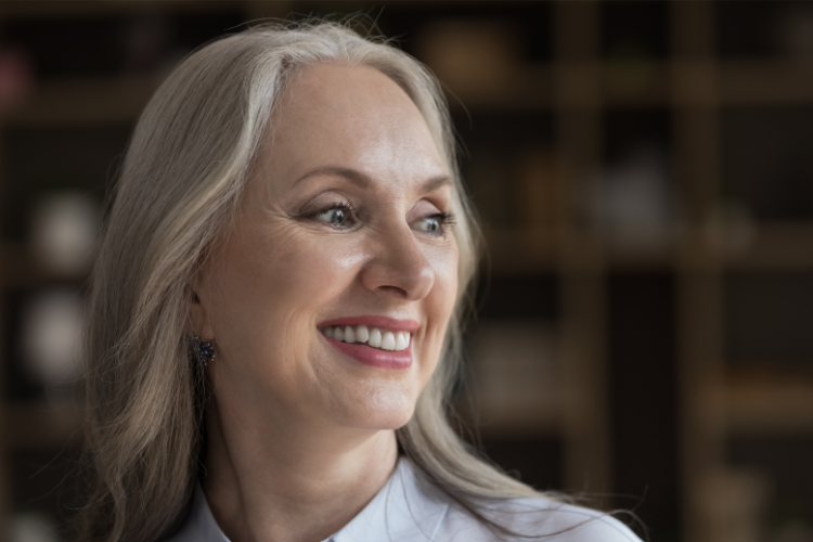 Ältere frau ab 60 mit elegantem make up