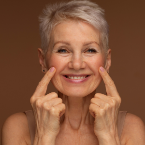 Ältere frau über 60 mit rouge und highlighter