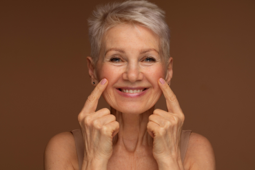 Ältere frau über 60 mit rouge und highlighter