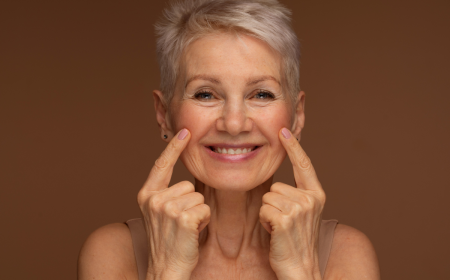 Ältere frau über 60 mit rouge und highlighter