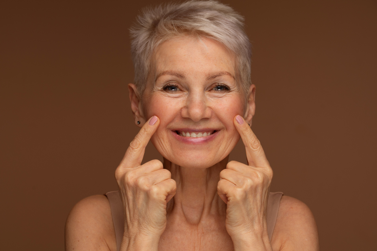 Ältere frau über 60 mit rouge und highlighter