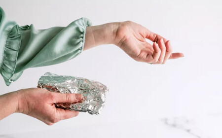 aluminiumfolie hilft durch austausch von elektronen gegen statisch aufgeladene kleidung im trockner