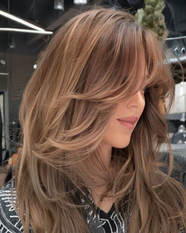 butterfly haircut für braune haare – weiche stufen mit natürlichem schwung