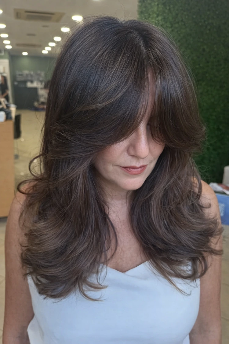 butterfly haircut für dunkles haar – stufen mit curtain effekt