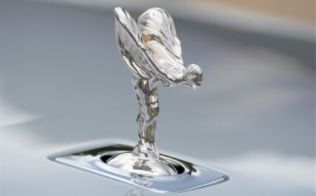 die weibliche kühlerfigur von rolls royce namens spirit of ecstasy