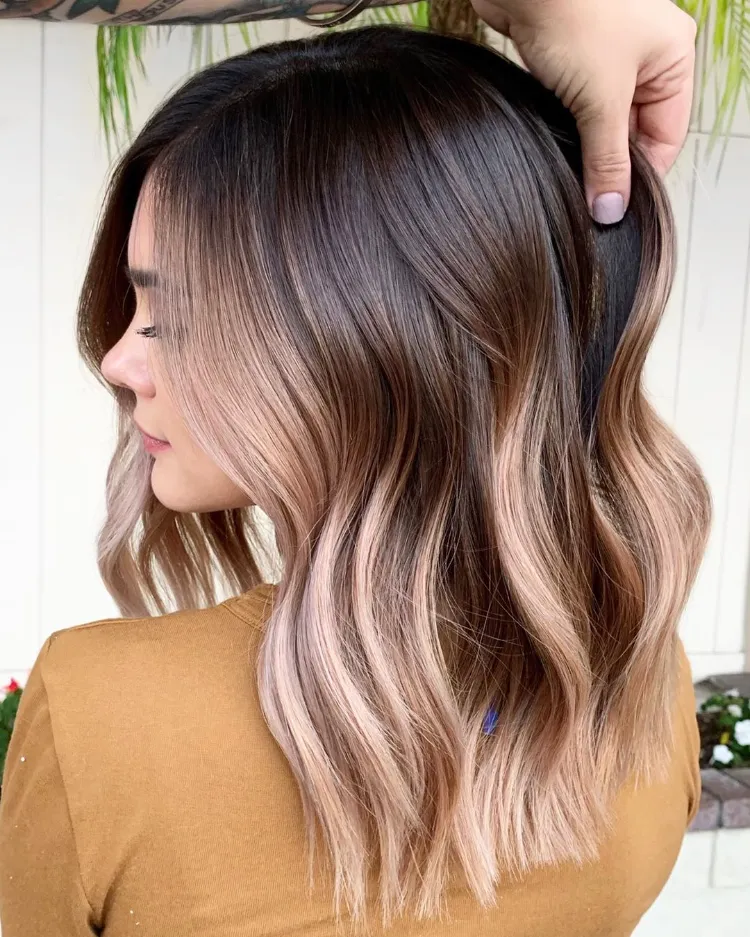 dunkle Haare mit blonden Highlights Hair Frosting Trendfrisur 2022