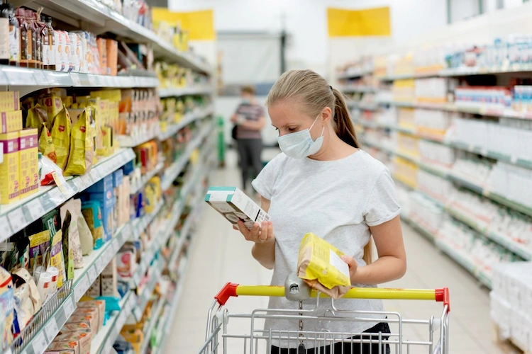 etiketten von nahrungsmitteln im supermarkt lesen und gesünder leben