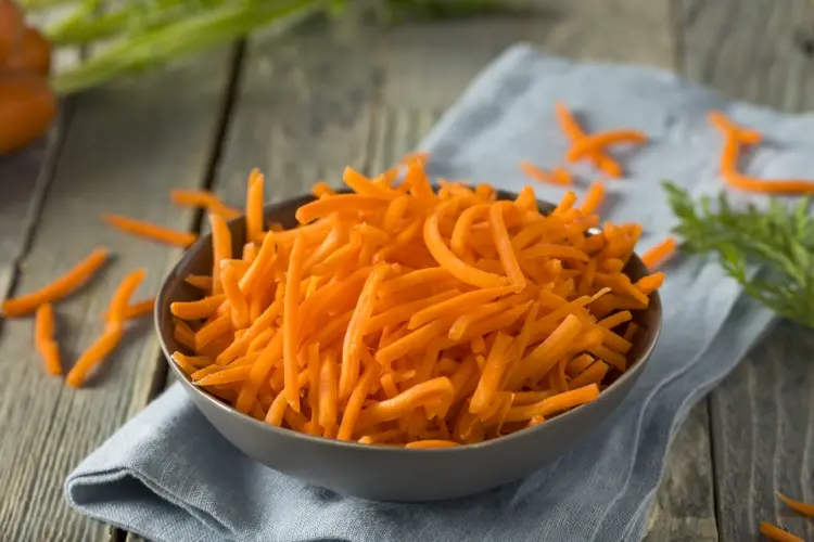 geraspelte Karotte zum Mittagessen