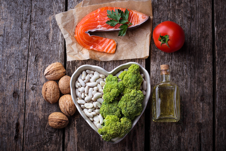 gesunde und cholesterinsenkende lebensmittel als kombination aus fettem fisch mit hülsenfrüchten und nüssen