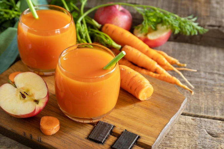 Karottensaft mit Beta-Carotin gesund konsumieren und von seiner verjüngenden Wirkung profitieren