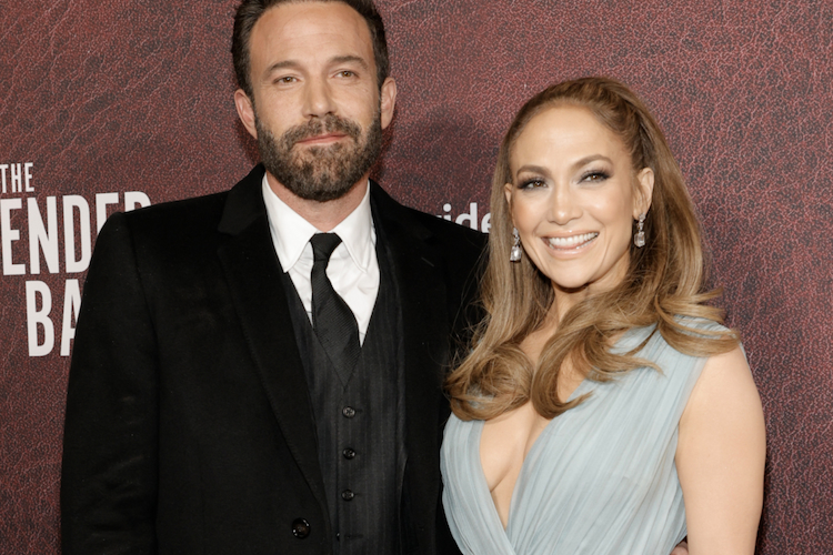 liebespaar bennifer glücklich zusammen und jennifer lopez stolz auf ben affleck