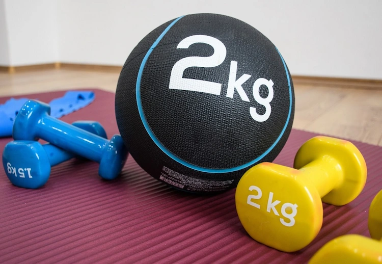 medizinball und gewichte als zubehör zum workout für senioren beim abnehmen ab 60