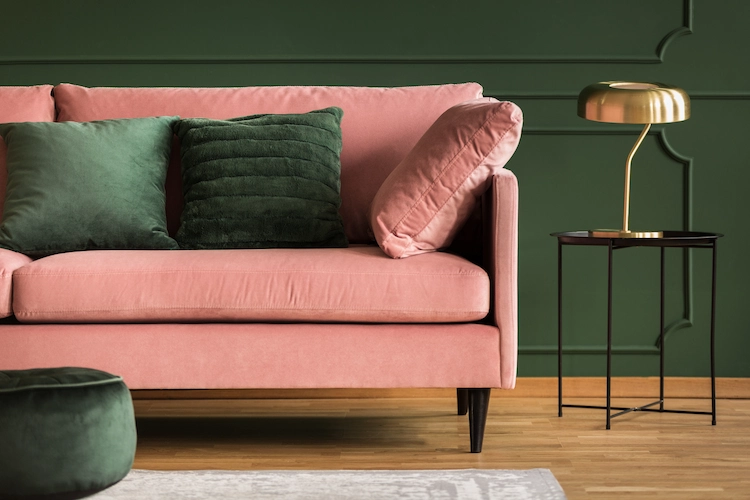 messing lampe in kombination mit rosafarbenem sofa für wohnzimmer smaragdgrün verwenden