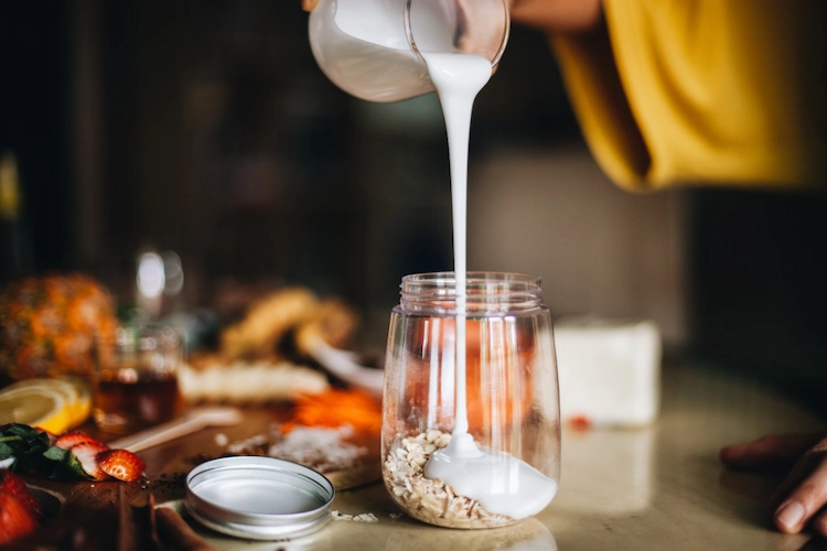 naturjoghurt als proteinquelle für die zubereitung von haferflocken zum frühstück verwenden