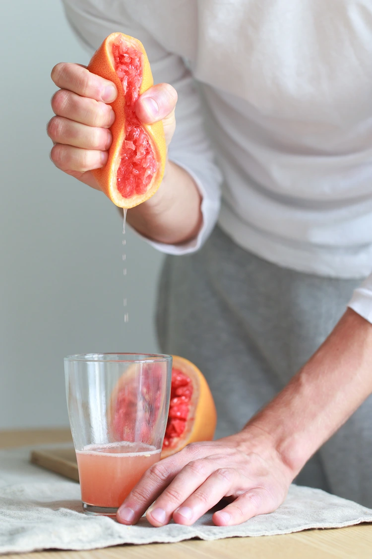 per hand gepresster grapefruitsaft gesund und zum direkten verzehr geeignet
