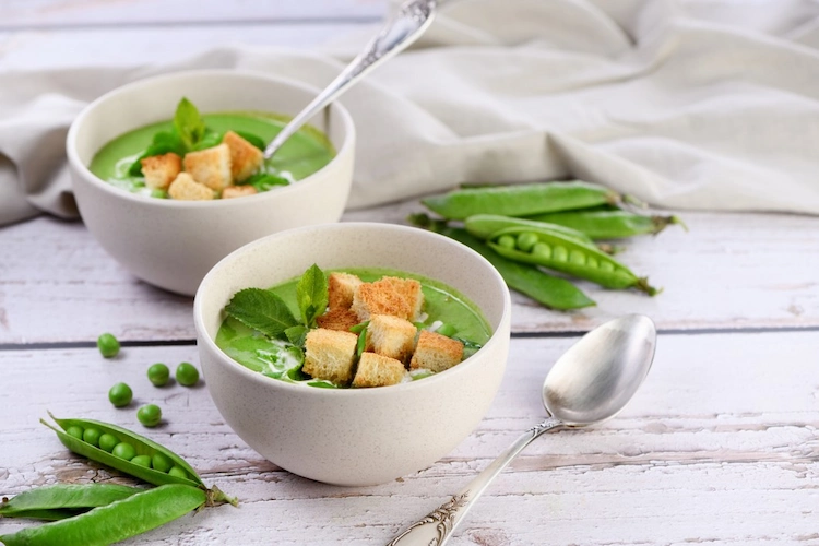 pflanzliche proteinquellen wie hülsenfrüchte als zutaten für proteinreiche suppen verwenden