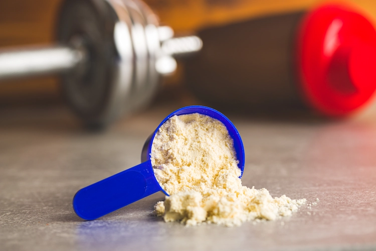 proteinpulver beim leistungssport einnehmen und wie viel protein am tag muskelaufbau fördert