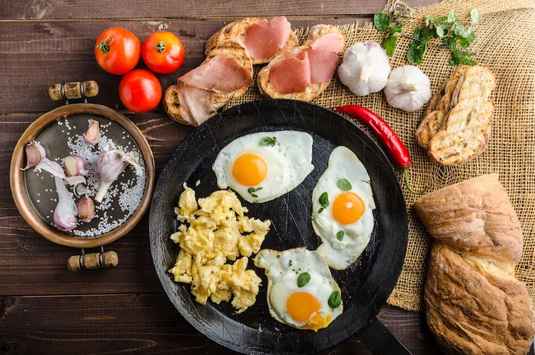 proteinreiches frühstück mit spiegeleiern und gesunden fettsäuren als teil einer keto diät