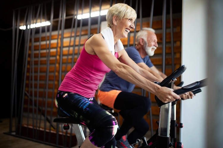 radrennen im fitness auf dem fahrradergometer für ältere menschen