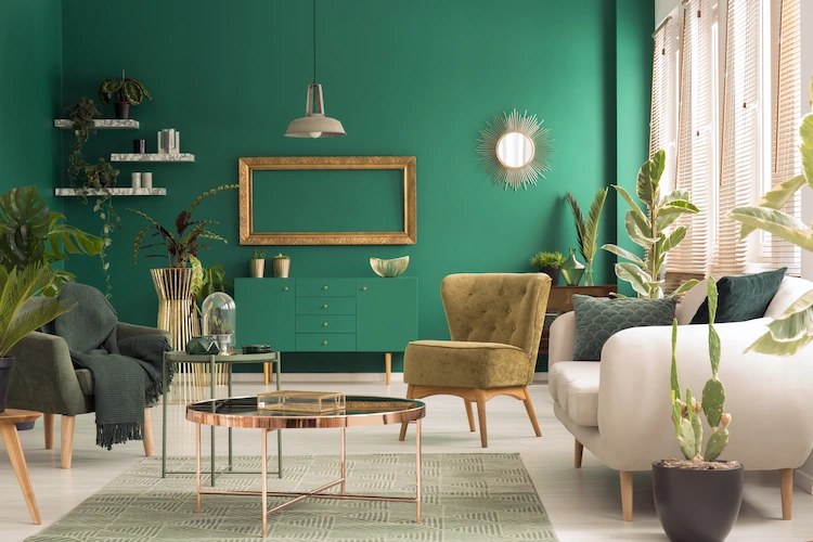 trendiges innendesign im wohnzimmer smaragdgrün trendfarbe des jahres 2022