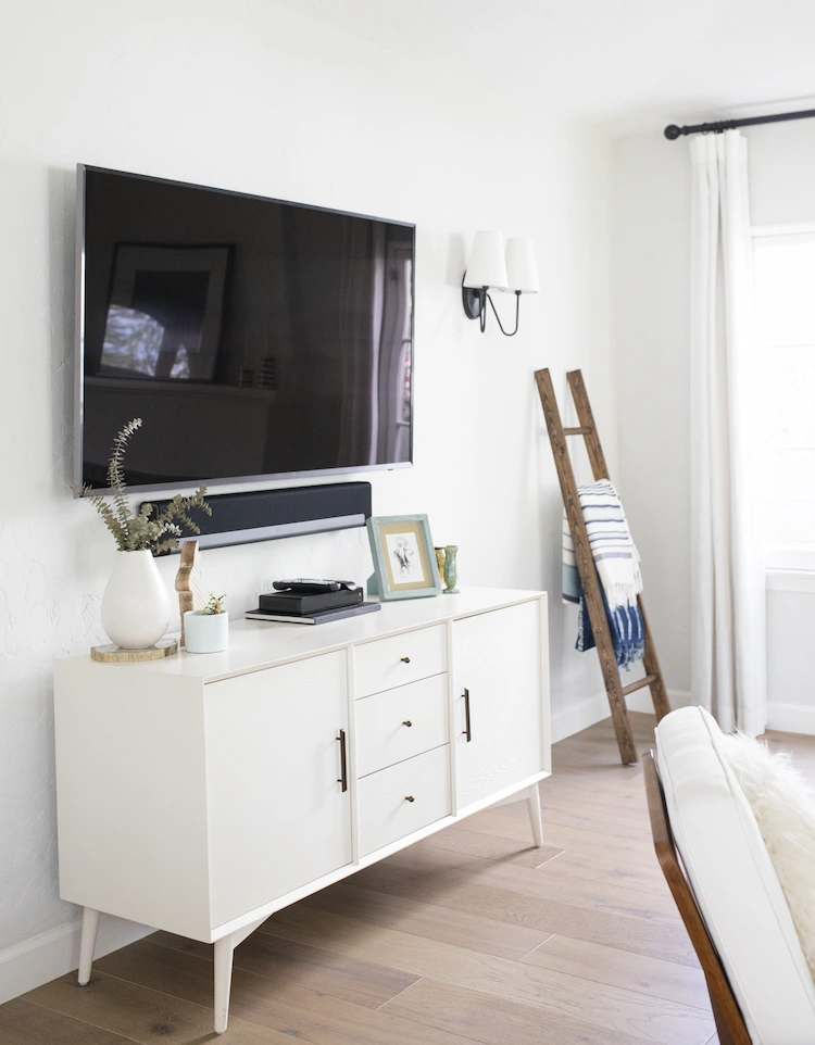 tv bildschirm reinigen und flachbildfernseher im gemütlichen wohnraum sauber halten