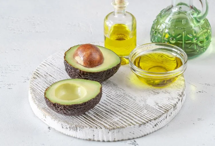 Avocadohälfte mit Olivenöl beträufeln