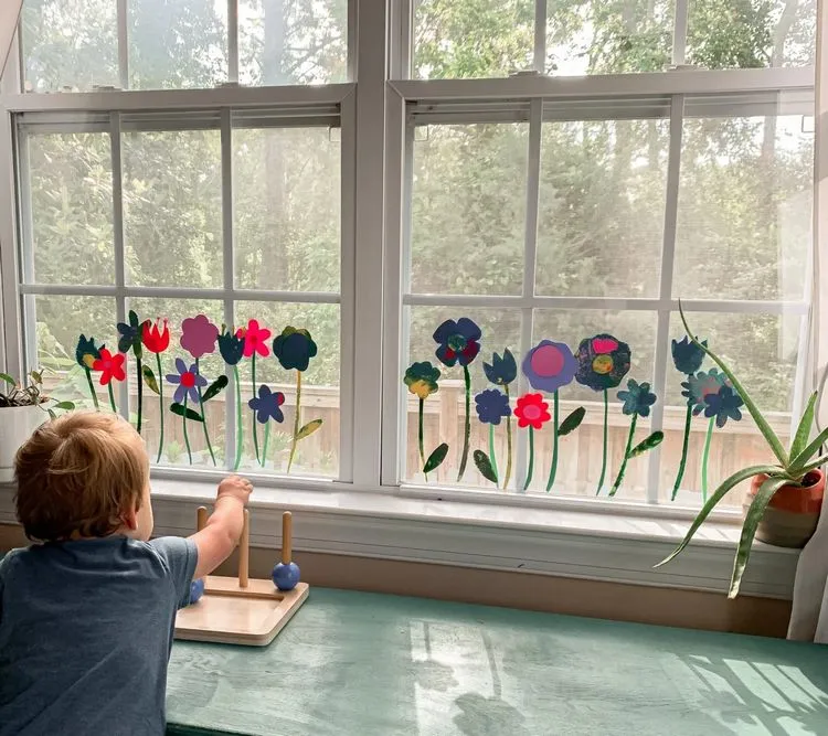 Blumen mit Kind basteln als Fensterbilder aus Papier