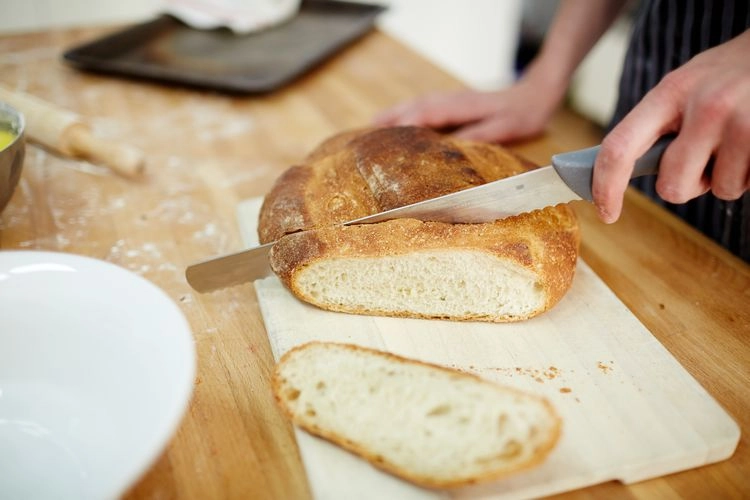 Brot schneiden bevor Sie es einfrieren