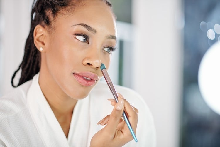 Concealer richtig auftragen Tipps Gesicht mit Make-up straffer wirken lassen