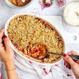 Crumble mit Haferflocken Rezept für den Frühling Erdbeeren Rhabarber