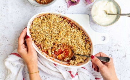Crumble mit Haferflocken Rezept für den Frühling Erdbeeren Rhabarber