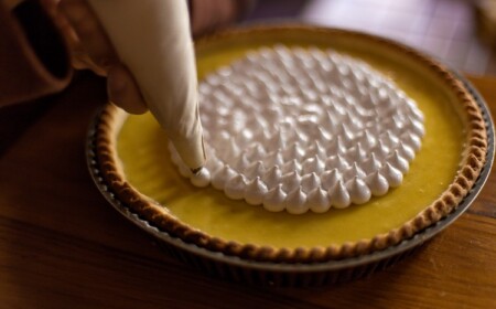 Die Zitronentarte nach Belieben dekorieren