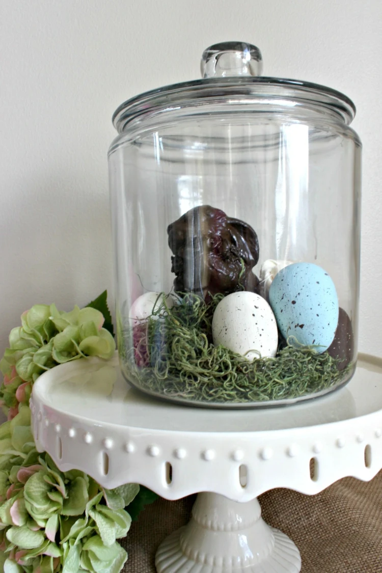 Ein Keksglas mit Deckel mit Eiern und Moos befüllen für ein ausgefallenes Nest