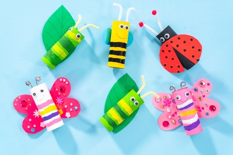 Farbige Insekten basteln mit Kindern aus Klopapierrollen