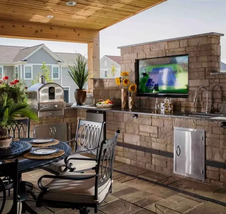 Fernseher im Outdoor-Wohnzimmer ist ein Muss 2022