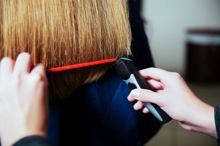 Friseurbesuch regelmäßig als Tipp gegen Haarbruch