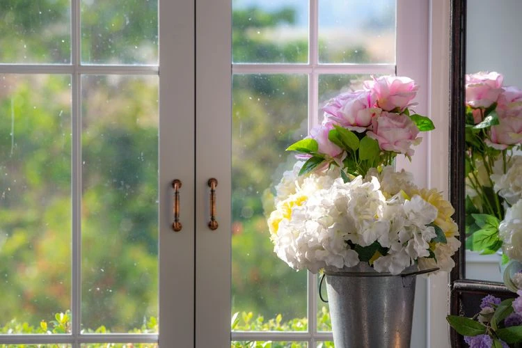 Frühlingsblumen auf der Fensterbank als Osterdeko