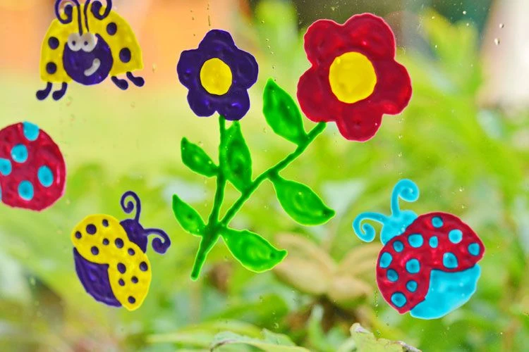 Frühlingsdeko selber machen mit Kindern Blumen und Insekten Sticker