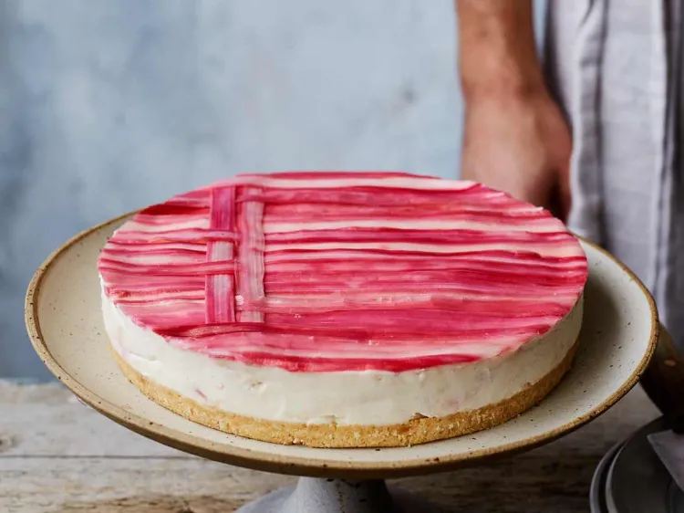 Frühlingstorte Rezepte Rhabarber Käsekuchen mit Beeren