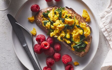 Frühstücksrezepte mit Ei, Frühlingsfrüchten und Vollkornbrot