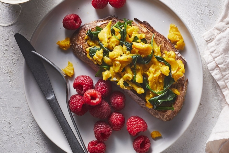 Frühstücksrezepte mit Ei, Frühlingsfrüchten und Vollkornbrot