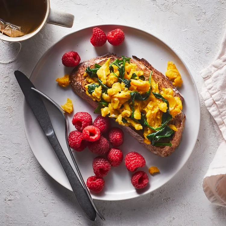 Breakfast recipes with eggs, spring fruit and wholemeal bread