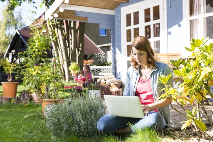 Gartenhaus in Home Office verwandeln in der Natur arbeiten
